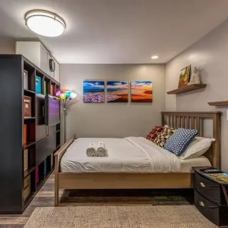 Near Uchicago & Metra & Hot Tub & Jacuzzi Escape Apartment